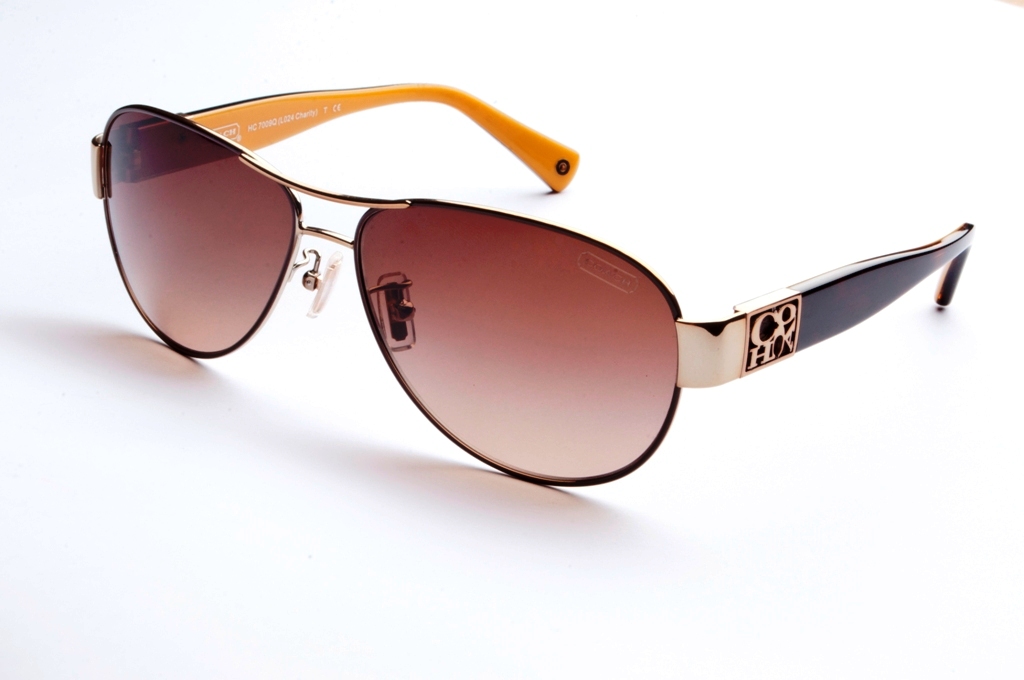SUNGLASS HUT APRESENTA LINHA COACH